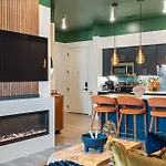 Holiday home Three King With Pool Gym Balcony & Garage Right On Music Row Downtown Views From Rooftop Walk To Rca B & Local Dining Under 2 Miles To Broadway Elevator Access 24 Hr Hospitality Nashville