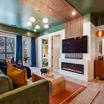Three King With Pool Gym Balcony & Garage Right On Music Row Downtown Views From Rooftop Walk To Rca B & Local Dining Under 2 Miles To Broadway Elevator Access 24 Hr Hospitality Holiday home Nashville