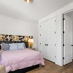Emerald Overlook - Skyline Views & Rooftop Patio Holiday home