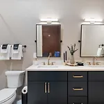 Three King With Pool Gym Balcony & Garage Right On Music Row Downtown Views From Rooftop Walk To Rca B & Local Dining Under 2 Miles To Broadway Elevator Access 24 Hr Hospitality Holiday home Nashville