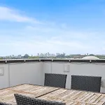 Emerald Overlook - Skyline Views & Rooftop Patio