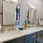 Three King With Pool Gym Balcony & Garage Right On Music Row Downtown Views From Rooftop Walk To Rca B & Local Dining Under 2 Miles To Broadway Elevator Access 24 Hr Hospitality Holiday home Nashville