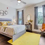 Dream In Desirable West End Holiday home