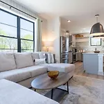 Holiday home Let The Good Times Roll By Local