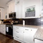 Broadway Breeze Escape Modern Nashville Comfort Holiday home *