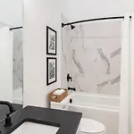 New Build 2 Minutes From Downtown Dining Entertainment Holiday home