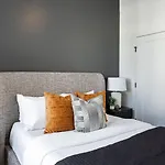 New Build 2 Minutes From Downtown Dining Entertainment Holiday home