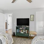 Spacious Modern Ranch 5 Miles To Downtown Holiday home *