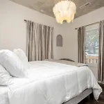 Broadway Breeze Escape Modern Nashville Comfort Holiday home *