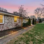 Holiday home Spacious Modern Ranch 5 Miles To Downtown Nashville