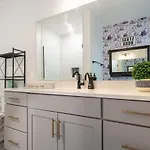 Holiday home Let The Good Times Roll By Local Nashville