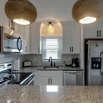 Apartment Steps From Hillsboro Village, Downtown 9 Mins Away