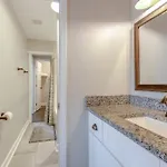Apartment Steps From Hillsboro Village, Downtown 9 Mins Away Nashville