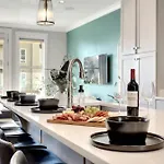 Lux Retreat 12 Beds Games Bar Holiday home Nashville