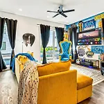 New We Roll Rooftop - Hot Tub With Views - 13 Beds *