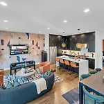 Holiday home Rooftop Hot Tub Views Pac-man Pool Table