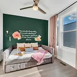 Close To Dt Music Rooftop Views Game Holiday home *