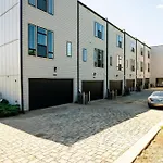 Holiday home Close To Dt Music Rooftop Views Game