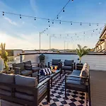 Holiday home Rooftop Hot Tub Views Pac-man Pool Table *