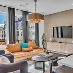 Holiday home Stylish 5br Retreat W Rooftop Hot Tub *