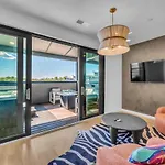Holiday home Stylish 5br Retreat W Rooftop Hot Tub