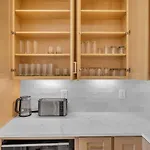 Stylish 5br Retreat W Rooftop Hot Tub Holiday home *