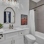 Stylish 5br Retreat W Rooftop Hot Tub Nashville