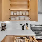 Holiday home Stylish 5br Retreat W Rooftop Hot Tub *