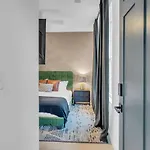 Holiday home Stylish 5br Retreat W Rooftop Hot Tub