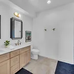 Holiday home Stylish 5br Retreat W Rooftop Hot Tub *