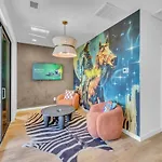 Stylish 5br Retreat W Rooftop Hot Tub *