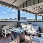 Holiday home Stylish 5br Retreat W Rooftop Hot Tub