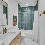 Stylish 5br Retreat W Rooftop Hot Tub *