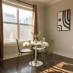 Apartment Boulevard Midtown 1br Pool Gym Parking 01 *