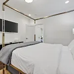 Designer - The Gulch - Private Rooftop Holiday home *