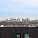 The Groovy Goodrich - Rooftop Hot Tub And City Views