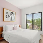 Holiday home True Hue - Private Patio - Mins To Broadway