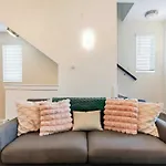 Rooftop Views & Patio Lounge Near Downtown Holiday home