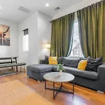 Holiday home The Velvet Vinyl- Private Rooftop & Near Broadway *