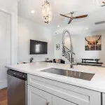 Holiday home The Velvet Vinyl- Private Rooftop & Near Broadway