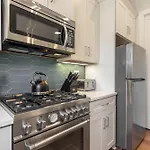 The Velvet Vinyl- Private Rooftop & Near Broadway Holiday home *
