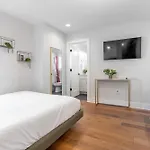 Holiday home The Velvet Vinyl- Private Rooftop & Near Broadway *
