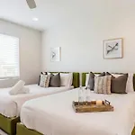 Rooftop Views & Patio Lounge Near Downtown *