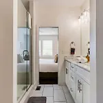 Holiday home Rooftop Views & Patio Lounge Near Downtown *