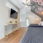 The Velvet Vinyl- Private Rooftop & Near Broadway Holiday home