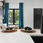 Apartment Kays Hideaway - Stylish Steps To Dining