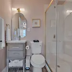 Modern 2br Near Downtown | Free Parking *