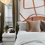 Kays Hideaway - Stylish Steps To Dining Apartment *