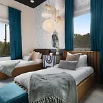Kays Hideaway - Stylish Steps To Dining Apartment