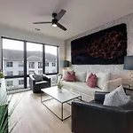 Flora - Odyssey - Heart Of Midtown Holiday home *